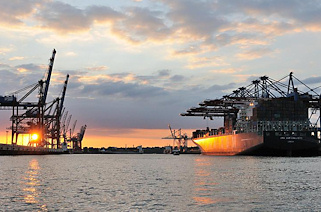 0848 Das 2010 fertiggestellte Containerschiff CMA CGM CALISTO hat eine Lnge von 364m und eine Breite von 45,6m. Der Containerriese kann 11 356 TEU Standartdcontainer transportieren. Sonnenuntergang im Hafen Hamburgs, die CMA CGM CALISTO liegt am Burchardkai des HHLA Containerterminals unter den Containerbrcken.
