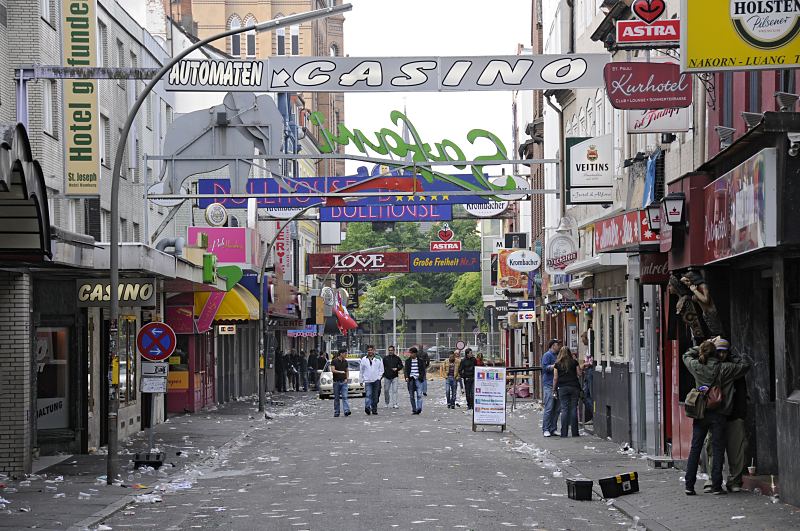 Hamburg - Bilder aus dem Bezirk Mitte - Stadtteil St. Pauli, Groe Freiheit. Morgengrauen auf dem Hamburger Kiez - Nachtschwrmer im Rotlichtviertel. 34_41225_6939 Der Morgen ist im Hamburger Vergngungsviertel St. Pauli angebrochen. Die Leuchtreklamen sind in der Groen Freiheit ausgeschaltet. Nur noch einzelne Passanten gehen ber die Vergngungsmeile. Der Boden der Strae ist mit leeren Plastikbechern und Mll bedeckt.