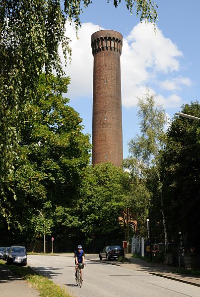 Hamburgbilder aus HH Rothenburgsort&. Radfahrer - Turm der Wasserkunst, Wasserwerke.  1447_3632 Der 64 m hohe Turm der Wasserwerke in Rothenburgsort ist das Wahrzeichen des Stadtteils. Der Wasserturm wurde 1848 nach Plnen von Alexis de Chateauneuf errichtet.