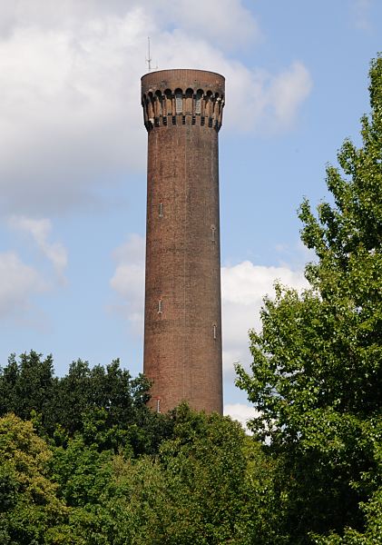 Hamburg-Bilder aus& Rothenburgsort Turm Wasserkunst - Wasserwerke.  1448_3616 Der 64 m hohe Turm der Wasserwerke in Rothenburgsort wurde 1848 nach Plnen von Alexis de Chateauneuf errichtet. Von dem Turm wurde das Elbwasser, das ber drei Absetzbecken aus der Elbe entnommen wurde, als Trinkwasser in die Haushalte geleitet. Durch Pumpen wurde das Wasser in ein Steigrohr, das sich im Turm befand, gedrckt und lief von dort in das Hamburger Leitungssystem.