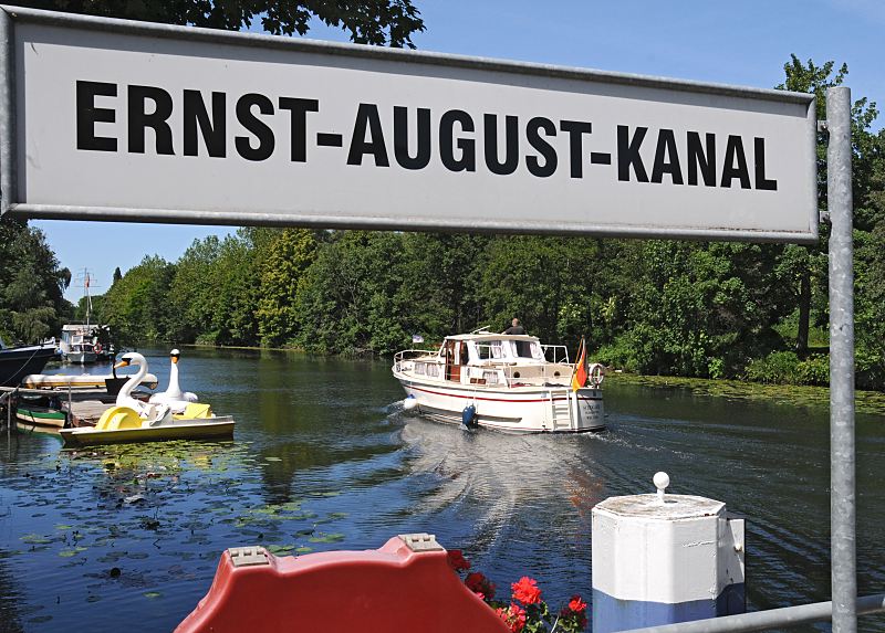 Anleger mit Schild Ernst-August Kanal, Sportboot auf dem Kanal