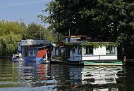 11_21597 Mehrere Hausboote liegen am Ufer der Doveelbe in Hamburg Reitbrook. Die schwimmenden Huser spiegeln sich in dem ruhigen Wasser der Dove-Elbe. Ein Kanu, Segelboot und ein Motorboot sind an den Hausbooten festgemacht.  www.hamburg-fotos.org