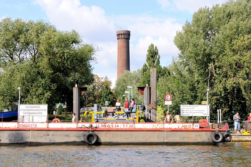 01152_8347 Anlegeponton Entenwerder - eine Schute hat festgemacht - Angler stehen in der Sonne am Wasser. Im Hintergrund der historische Wasserturm der Wasserwerken Hamburg Rothenburgsort.