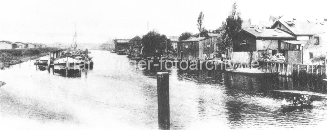 01161_45343 Historisches Foto vom Hafenbecken in  Hamburg Rothenburgsort - Lastkhne liegen an Dalben im Wasser; Gewerbegebude sind direkt an die Wasserseite gebaut / Schiffe werden an der Kainalage entladen. 