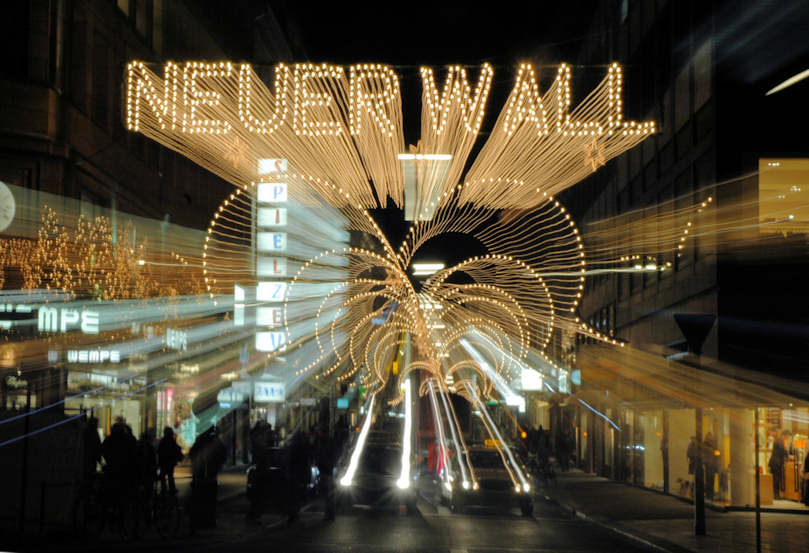 2034_0061 Weihnachtsbeleuchtung am Neuen Wall glänzende