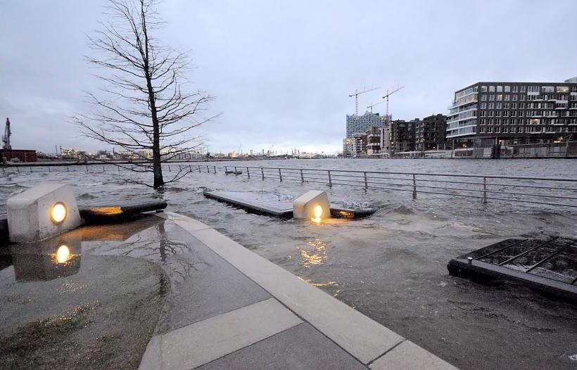 9987_0951 Sturmflut in Hamburg Hochwasser in der Hafencity