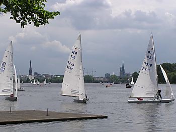 011_14486 - dunkle Wolken ber Hamburg, ein Gewitter zieht auf.