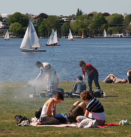 011_15809 - ein Sommernachmittag auf der Alsterwiese - es wird gegrillt oder auf einer Decke in der Sonne gesessen. Segelboote fahren auf der Alster. 