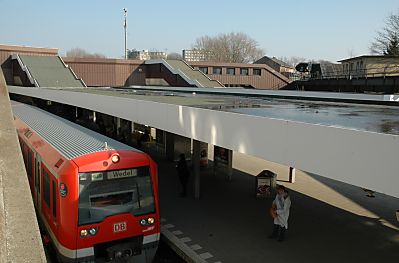 011_14847 Bahnsteig S-Bahn Haltestelle ein Zug Richtung Wedel ist eingefahren. 