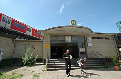 011_14849 Eingang S-Bahn Berliner Tor, ein Skater verlsst die Haltestelle;  oben auf den Gleisen fhrt ein S-Bahnzug ein.
