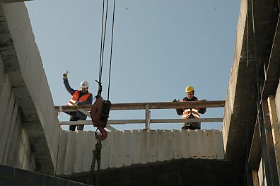 011_14857 Bauarbeiter dirigierten einen Kran mit seiner Last in den U-Bahntunnel. 