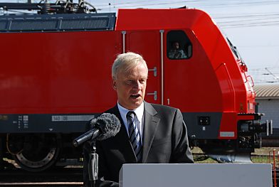 011_15551 der Hamburger Brgermeister Ole von Beust hlt eine Rede anlsslich der Neuerffnung vom Seehafenbahnhof Alte Sderelbe; im Hintergrund ein roter Triebwagen. 