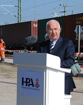 011_15553 Hans Peter Duecker, Geschftsfhrer der Hamburg Port Authority HPA bei der Bahnhofserffnung.