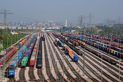 011_15554 Blick ber die Bahngleise des erweiterten Seebahnhofs Alte Sderelbe; mit Container beladene Gterwaggons stehen auf den Gleisen.