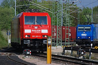 011_15560 eine rote Lokomotive der Railion zieht Gterwagen mit Containern. 