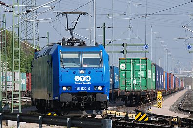 011_15566 blaue Gterlokomotive der LTH Transportlogistik und Containerzug.