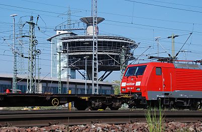 011_15569 Leitstelle des Gterbahnhofs Alte Sderelbe; im Vordergrund fhrt eine Lokomotive mit Anhnger.