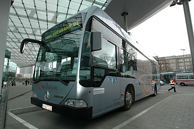 011_15358 - ein neuer, mit Wasserstoff angetriebener Bus der Hamburger Hochbahn AG in seiner Haltebucht am ZOB.