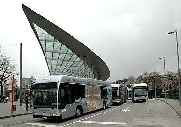 011_15360 - Wasserstoffbusse des ffentlichen Personennahverkehr (PNV) verlassen den Hamburger Busbahnhof.