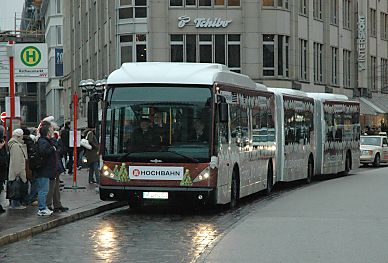 011_15366 - neuer Doppel-Gelenkbus der Hamburger Hochbahn AG, der eine Lnge von fast 25m hat - hier an der Haltestelle Rathausmarkt.