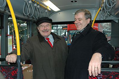 011_15360 - Gnter Elste und Senator Freytag im Gesprch im Innenraum vom neuen Gelenkbus.