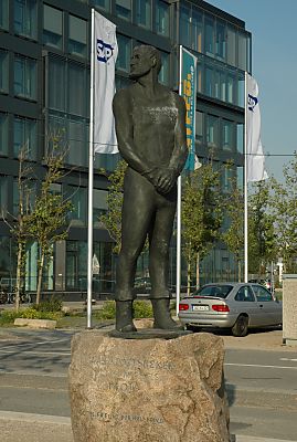 011_15332 - die Skulptur von Strtebeker wurde 1982 am Brooktor aufgestellt (Bildhauer Hansjrg Wagner ); Inschrift auf dem Stein "Claas Strtebeker, Godeke Michels - 1401; Gottes Freund der Welt Feind."