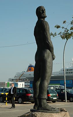 011_15334 - Freibeuter Strtebeker, im Hintergrund das Cruise Center  mit dem Kreuzfahrtschiff Europa.
