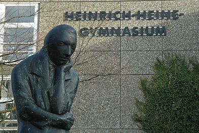 02_08025 - Detail Skulptur/ Gymnasium Heinrich Heine.