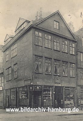 011_14224 - Geburtshaus von Felix und Fanny Mendelssohn Bartholdy in der Hamburger Michaelisstrasse - auf dieser Abbildung von ca. 1900 ist rechts ein Delikatessengeschft und lks. ein Frhstckslokal mit Bierausschank.