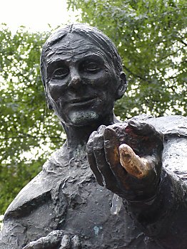 011_14602 - Denkmal Zitronenjette, errichtet 1986;Bildhauer Hansjrg Wagner - das Berhrendes Zeigefingers bringt Glck.