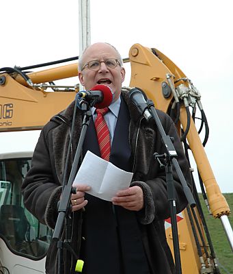 004_23155 Rede Senator Uldalls zur beginnenden Landebahnverlngerung in Finkenwerder; im Hintergrund ein Bagger.