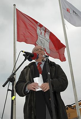04_23156 Senator Gunnar Uldall vor der Hamburg Flagge 