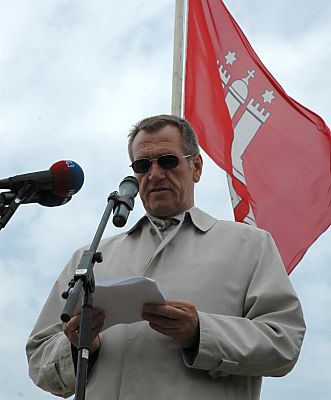 04_23163 Gerhard Puttfarcken, Vorsitzender der Geschftsfhrung Airbus Deutschland GmbH; im Hintergrund die Hamburgflagge.