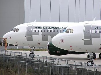 04_23176 geparkte Flugzeuge auf dem Airbus-Gelnde.