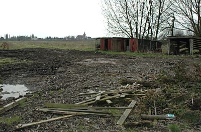 04_23187 an diesem Fleck stand ein Bauernhaus; im Hintergrund re. noch verbliebene Holzschuppen. 