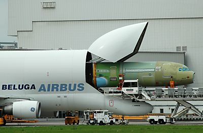 011_14834 ein Teil - Flugzeugrumpf wird in den Transporter Airbus-Beluga geladen.