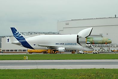011_14835 Beluga Airbus auf dem Flughafen von Finkenwerder / Airbus-Werk.  