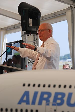 011_15886 Rede des Hamburger Wirtschaftssenator Gunnar Uldall bei der Einweihung der Startbahn / Landebahn Airbus Hamburg Finkenwerder.