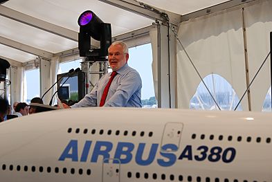011_15889 Modell des Flugzeugs AIRBUS A 380 - im Hintergrund hlt Hartmut Wegener ReGe seine Rede zur Einweihung der Landebahn.