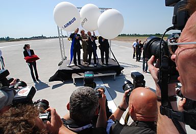 011_15897 Gerhard Puttfarcken ( Airbuswerke ), Hartmut Wegener ( ReGe ) und Senator Gunnar Uldall zerschneiden die Bnder dreier Luftballons symbolisch zur Einweihung der neuen Startbahn - viele Kameras halten das Medienereignis fest.   