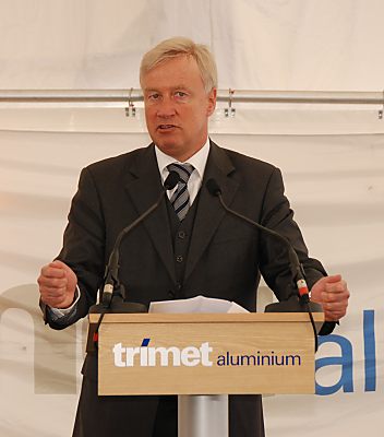 011_15602 - Hamburgs Brgermeister Ole von Beust begrsst die TRIMET Aluminium AG als neues Unternehmen in Hamburg. 