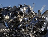 11_21449 Lagerplatz von Aluminiumschrott auf dem Gelnde der Hydro Aluminium Deutschland GmbH in Hamburg. Das Leichtmetall Aluminium wird in Schmelzfen recycelt, hierbei wird im Verhltnis zur Herstellung nur 5% der Energie aufgewendet. Das Recycling von Aluminium kann ohne wesentlichen Materialverlust immer wiederholt werden. 