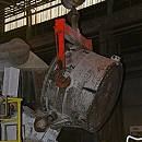 11_21452 Mit einer Krananlage, die an der Hallendecke des Industriegebude angebracht ist, wird aus einem grossen Tiegel flssiges Aluminium in einen Schmelzofen der Hydro Aluminumwerke in Hamburg Finkenwerder eingefllt. 