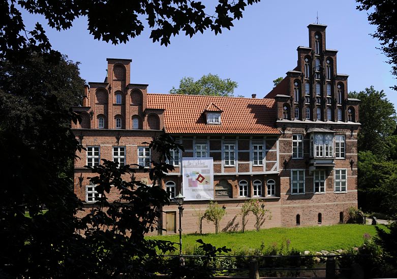 Hamburgfotos aus dem Stadtteil Bergedorf - das historische Bergedorfer Schloss.  11_21463 Bilder von der Hamburger Architektur _ historische Gebaeude von Hamburg.  Die Urspr�nge vom Bergedorfer Schloss wurde um 1220 angelegt, der jetzige Bau ab dem 15. Jh. entwickelt und seitdem mehrfach ver�ndert. Die Anlage steht seit 1926 unter Denkmalschutz. Ab 1953 beinhaltet das historische Geb�ude das Museum f�r Bergedorf und die Vierlande. Das Wasserschloss ist von einem Schlossgraben umgeben. ��www.hamburg-fotograf.com