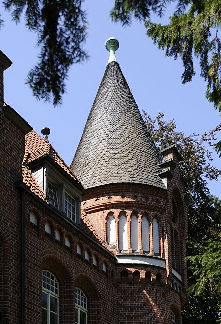 11_21467 historische Architektur in Hamburg Bergedorf; Giebelturm vom Bergedofer Shloss. Die Urspr�nge vom Wasserschloss in Bergedorf wurde um 1220 angelegt, der jetzige Bau ab dem 15. Jh. entwickelt und seitdem mehrfach ver�ndert. Die Anlage steht seit 1926 unter Denkmalschutz. Ab 1953 beinhaltet das historische Geb�ude das Museum f�r Bergedorf und die Vierlande. �www.hamburg-fotograf.com