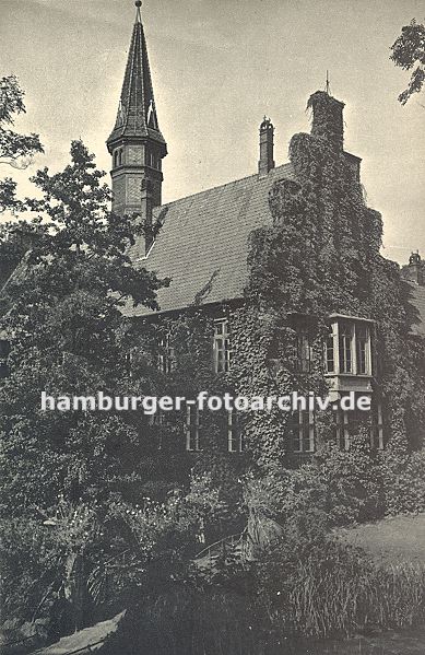 historisches Hamburg / Schloss Bergedorf   11_21469 historische Fotografie vom Bergedorfer Schloss ca. 1936 - die Fassade des Geb�udes ist mit Efeu bewachsen - eine schmale Br�cke f�hrt �ber den Schlossgraben. Die Urspr�nge des Wasserschlosses in Bergedorf wurde um 1220 angelegt, der jetzige Bau ab dem 15. Jh. entwickelt und seitdem mehrfach ver�ndert. Die Anlage steht seit 1926 unter Denkmalschutz. Ab 1953 beinhaltet das historische Geb�ude das Museum f�r Bergedorf und die Vierlande.