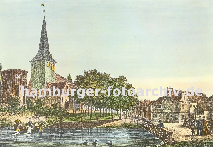 historisches Bergedorf - Wassergraben und Kirche St. Petri und Pauli ca. 1850.  11_21479 Blick �ber den Wassergraben der Kornwasserm�hle an dem W�schinnen am Waschplatz die W�sche mit der Hand waschen. Dahinter das Rundgeb�ude des Organistenhauses und die St. Petri und Pauli Kirche. �ber die Holzbr�cke gehen Bergedorfer B�rger mit Kind, ein Hund l�uft auf der Strasse - dahinter in Richtung Sachsentor die historische Bebauung Bergedorfs mit Fachwerkh�usern.   www.hamburger-fotoarchiv.de