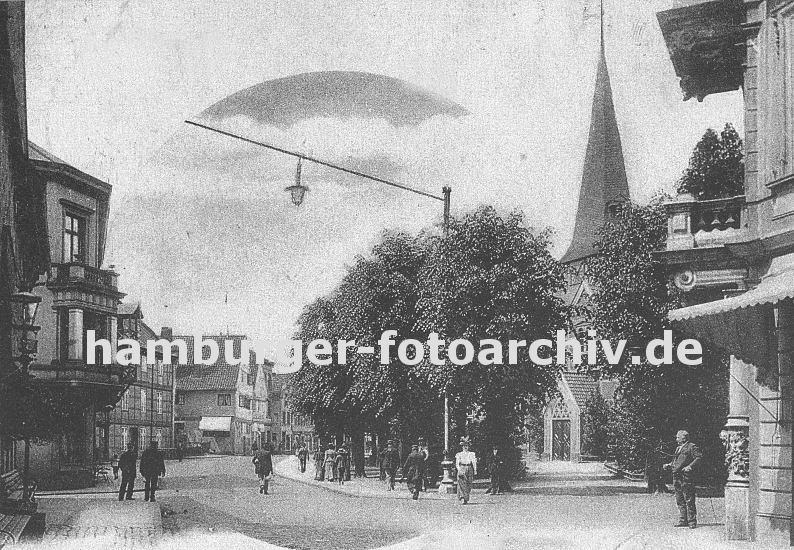 historisches Bergedorf - altes Foto Holstenstrasse und St. Petri und Pauli Kirche.� - 11_21490 alte Aufnahme vom historischen Bergedorf ca. 1905 - Blick von der Grossen Strasse  (Sachsentor) zur Alten Holstenstrasse - rechts der Kirchturm der St. Petri und Pauli Kirche. www.hamburger-fotoarchiv.de