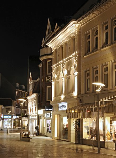 11_21496 Die Einkaufsstrasse Sachsentor in den Abendstunden - in der Nacht sind die Schaufenster und die historischen Fassaden in der Bergedorfer Fussg�ngerzone teilweise beleuchtet. Abend in Bergedorf - Lichter in der Stadt.