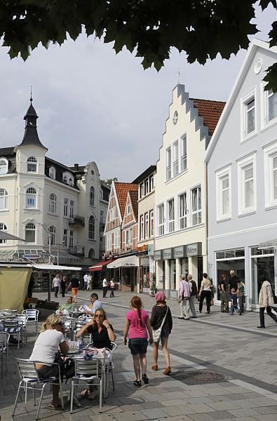 Fotos von Hamburg Bergedorf im Sommer  11_21498 Blick �ber den Bergedorfer Markt zum Kaiser - Wilhelm - Platz; viele Gr�nderzeith�user und historische Fachwerkgeb�ude stehen in der Innenstadt von Hamburg Bergedorf. �www.hamburg-fotograf.com